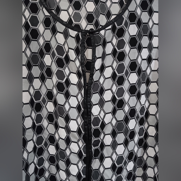 Apt. 9 Women's (Size 3X) Black, White, Gray Geometric Print Sleeveless Blouse - Picture 2 of 12